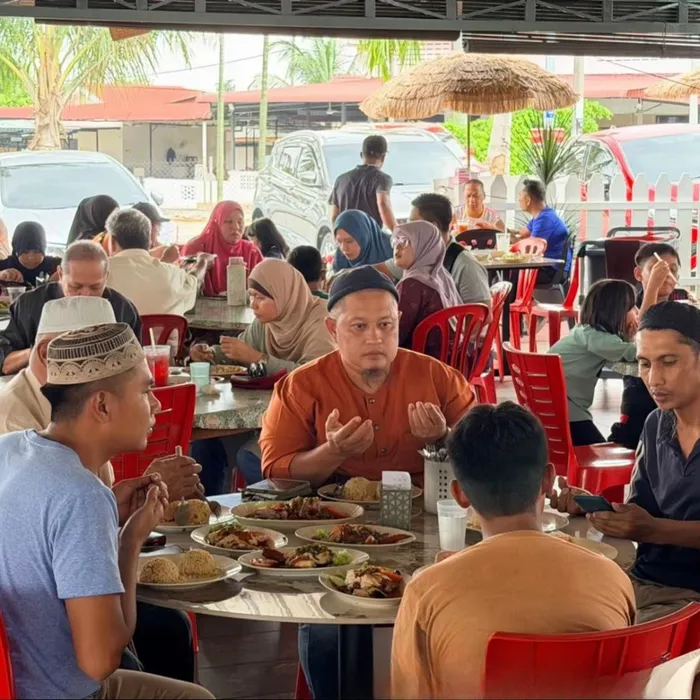Kedai penuh dengan customer